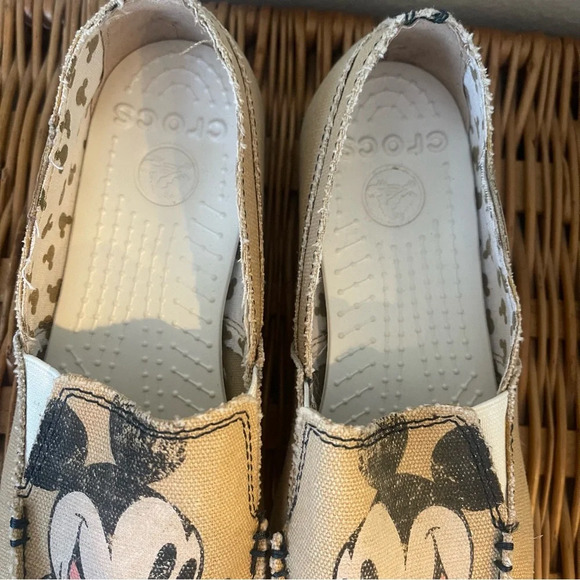 CROCS Disney Mickey Mouse Size 6 Womens Distressed Slip On Tan Canva - Picture 2 of 9